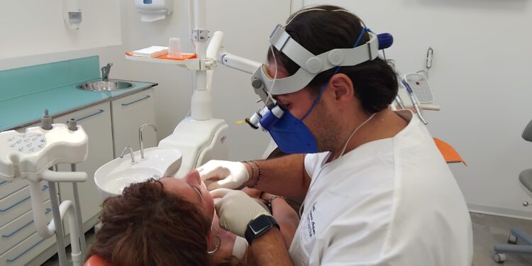 C’è un nuovo sorriso a Soveria Mannelli, ha aperto da poco lo studio dentistico “New Smile”