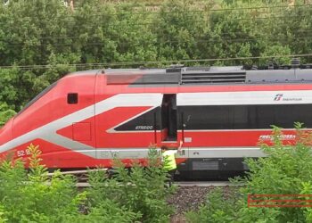 Prima pioggia autunnale in Calabria: Frecciarossa investe un traliccio caduto sui binari a Falerna, linea Tirrenica paralizzata
