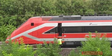 Prima pioggia autunnale in Calabria: Frecciarossa investe un traliccio caduto sui binari a Falerna, linea Tirrenica paralizzata