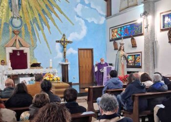 Cerva, chiesa madre stracolma per addio all’eremita Piero Atmananda