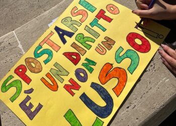 Mesoraca, liceali in piazza contro caro gasolio e benzina.